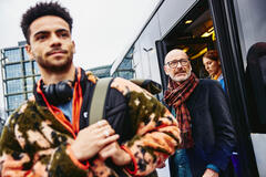 Människor kliver av en buss