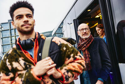 Människor kliver av en buss