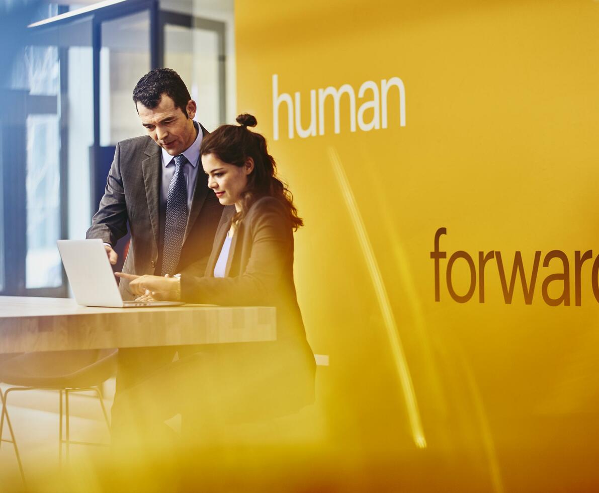 2 colleagues, man and women, at Randstad are talking about employer brand research